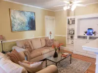The Flat at Philmont Avenue APT at Eden Park Inn
