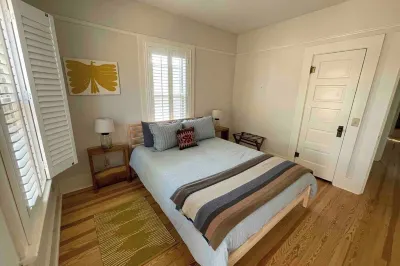 Tumble West Marfa - Charming & Comfortable 2-Bed, 2-Bath Hotel dekat Building 98