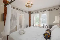 Room 1 at The Warwick Inn – Cozy Elegance in the Heart of Town Hotels in Warwick