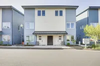 Walk to Beaches: 'Siletz Bay Bliss' Townhome - Homestays