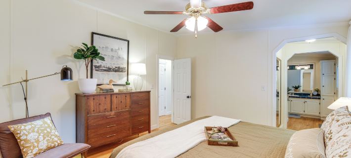 Walk to River: Loudonville Retreat w/ Hot Tub! Hotels in Holmes County
