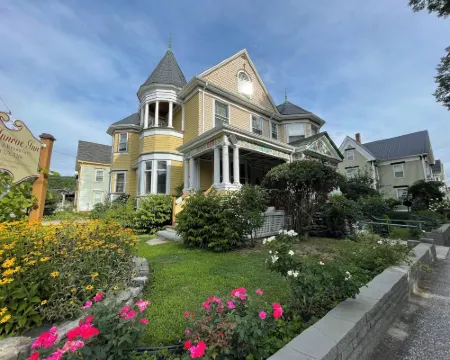 Munroe Inn Boutique Hotel Hotels in Androscoggin County