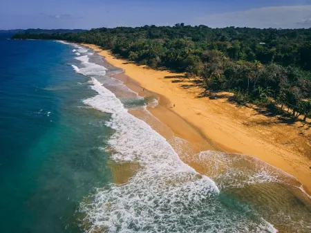 Sun Havens Apartments & Suites Отели рядом с достопримечательностью «Колон»