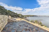 Entire Luxury Lake Granbury Cliffside Home w/ Deck - parking
