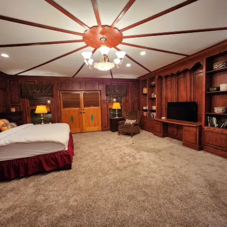 Red Mountain Manor Vineyard and Guesthouse