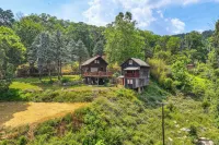 Cozy Luray Cabin w/ Views: Near Hiking Trails! - Balcony