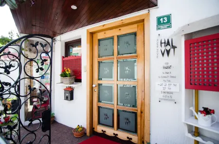 Halvat Guesthouse Отели рядом с достопримечательностью «Мэрия г. Сараево»