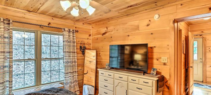 Deck & Game Room: Blue Ridge Mountain Cabin! Hotels in Clay County
