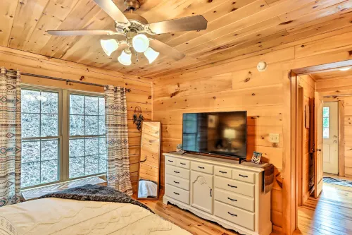 Deck & Game Room: Blue Ridge Mountain Cabin! - Wifi