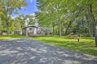 Cozy Lake Champlain Cottage w/ Private Beach! Hotels in 