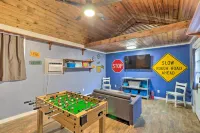 1920s Corsicana Home Group Getaway Near Downtown! - Parkplatz