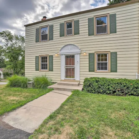Pet-Friendly Lake Getaway: 1 Block to Beach!