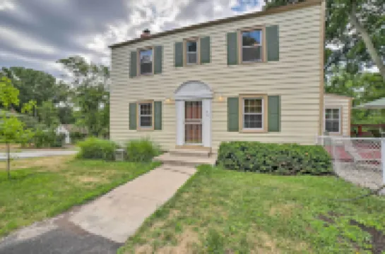 Pet-Friendly Lake Getaway: 1 Block to Beach!