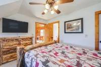 Deck and Mtn Views! Luxe Log Cabin in Waynesville - balcony