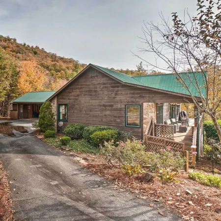 Hiawassee Cabin w/ Mtn Views < 1 Mi to Lake!