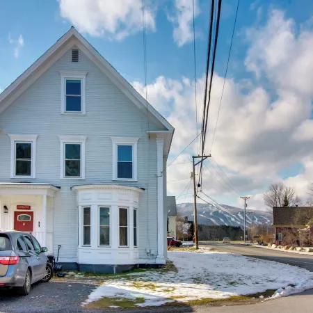 All-Season Ludlow Apartment 3 Mi to Okemo Resort!