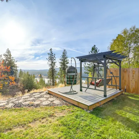 Lakeview Retreat w/ Fireplace, Spa Tub & Balcony