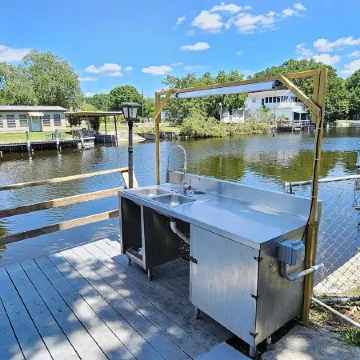 Fisherman's Paradise! 2Bd/2Ba Waterfront Retreat with Access to Lake Okeechobee! Отели в г. Окичоби