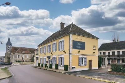Logis Hôtel & Restaurant le Soleil d'or فنادق في Chablis