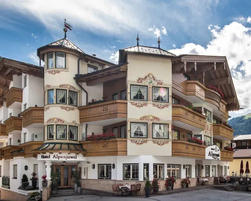 Hotel Alpenjuwel 4 Sterne Superior Hotels in Tux