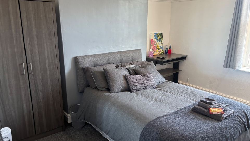Modern 2-bed Victorian Apartment - Sleeps 6 & Pets