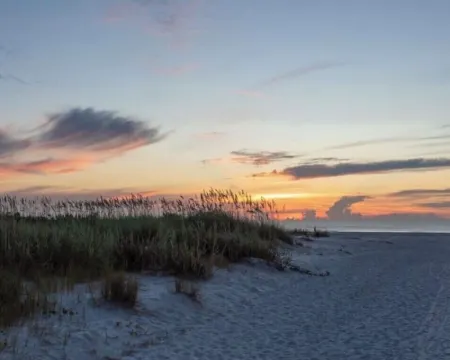 Beautiful island home, large entrance to beach! Sun deck, ocean view, hot tub Hotels in Butler Beach