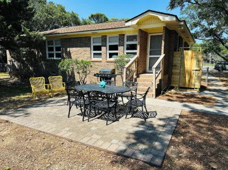 SunsetShack Folly Beach House on Pond --PET FRIENDLY--1 Block to beach Отели рядом с достопримечательностью «Фоли Бич»