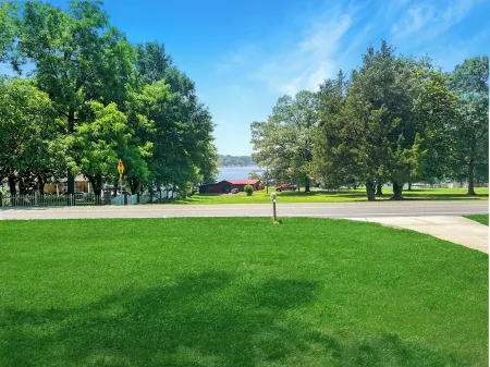 Modern Lakeview Escape in Hickory - Pet friendly