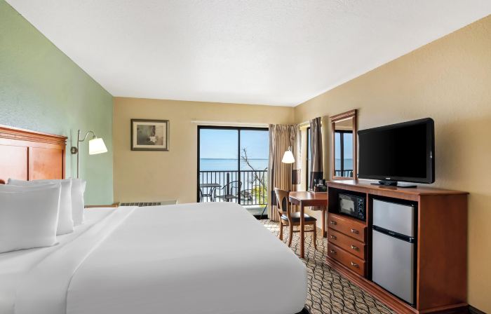 Beachfront Hotel Houghton Lake