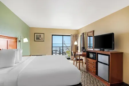 Beachfront Hotel Houghton Lake