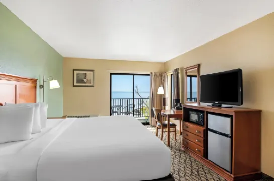 Beachfront Hotel Houghton Lake