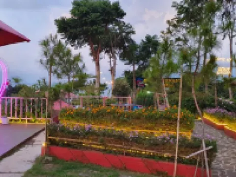 Glamping Taman Love 索良酒店