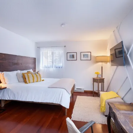 Cozy House with a Lovely Treehouse. 7-Person Hot Tub. Pet Friendly. Hiking. Lake