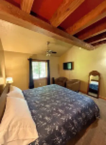 The Cozy Acorn Cascade Lake Retreat