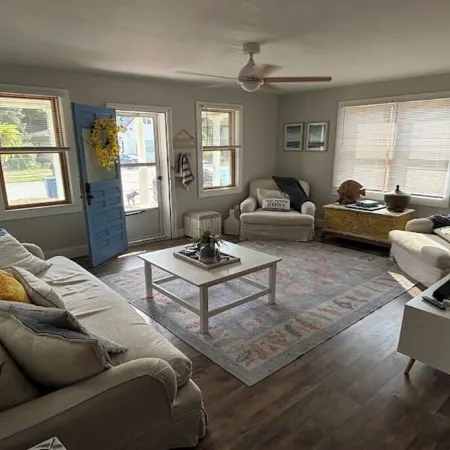 Sullivan Summer House - walk to downtown + beach