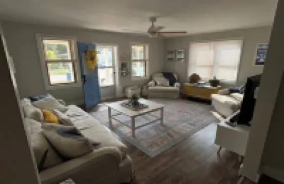 Sullivan Summer House - walk to downtown + beach