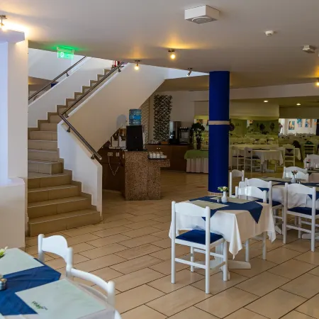 Adelais Bay Hotel