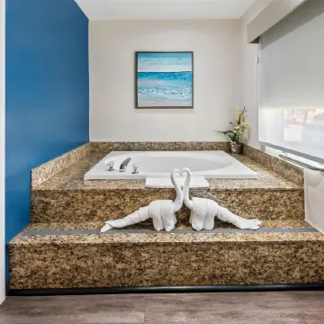SureStay Hotel by Best Western Santa Monica Отели рядом с достопримечательностью «Mt. Olive Lutheran Church»