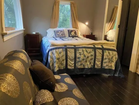 Magical Log Cabin, Streams in Private Yard, 4 Bedrooms, Pet Friendly, WiFi