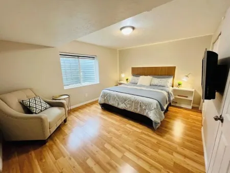 Spacious 2 KingBed 2 QueenBed Basement Apartment