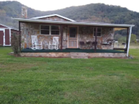 Waterfront cabin with mountain views; 26 minutes to downtown Asheville.