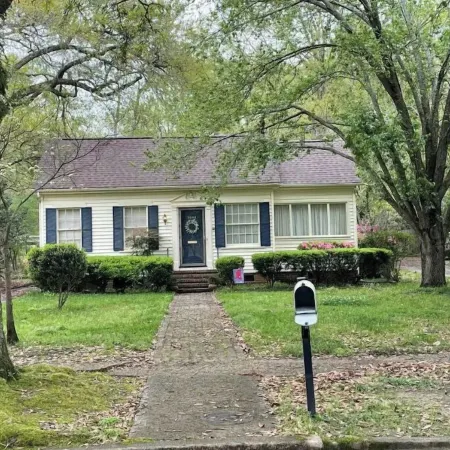 Charming 1930's Euclid Ave Bungalow Отели в г. Лорел