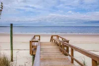 Oceanfront Condo with beautiful Sunsets - Dolphins, Pools, and family fun