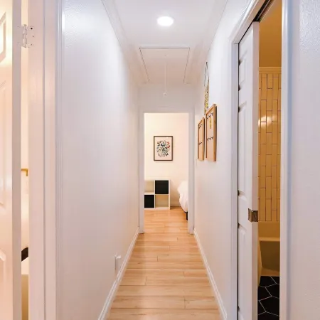 Immaculate 3Bdr Private Bungalow, Walk to Beach!