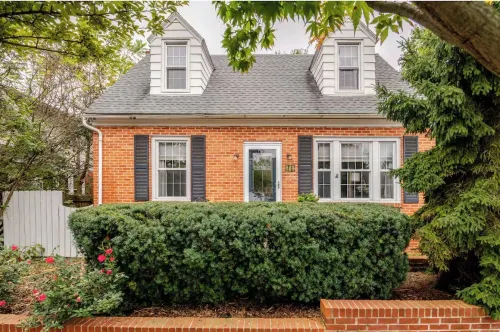 Family Friendly, Peaceful Yard, Dedicated Work Space, close to local attractions