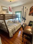 Spacious Vintage Getaway. Walkable!