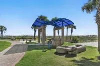 WOW 4 blocks to beach w/ Unique POOL! 3min walk to local coffee/shops/playground