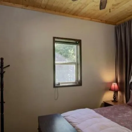 Lakefront Cabin #1-REMOTE, RECOMMEND SUV/TRUCK, PRIMITIVE RD! Lake Pend Oreille
