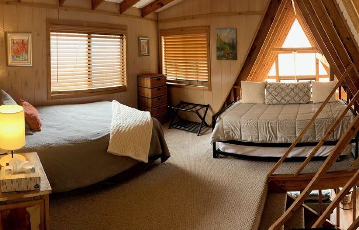 Charming 4-bedroom chalet with lake access in enchanting Innsbrook.