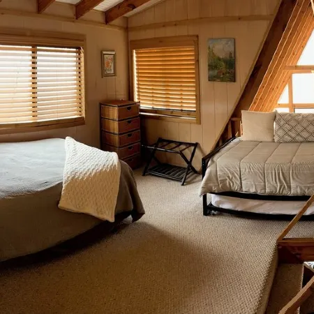 Charming 4-bedroom chalet with lake access in enchanting Innsbrook.